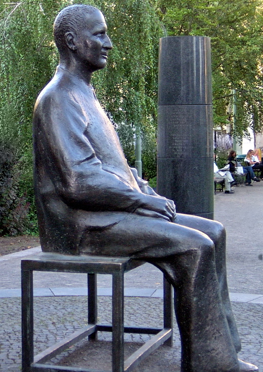 Bertolt Brecnt - estatua